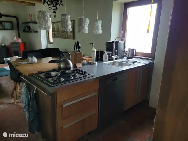 Location de Vacances Italie, Piémont, Niella Belbo, maison de vacances - Casa Rocco  La cuisine avec vue sur le salon.