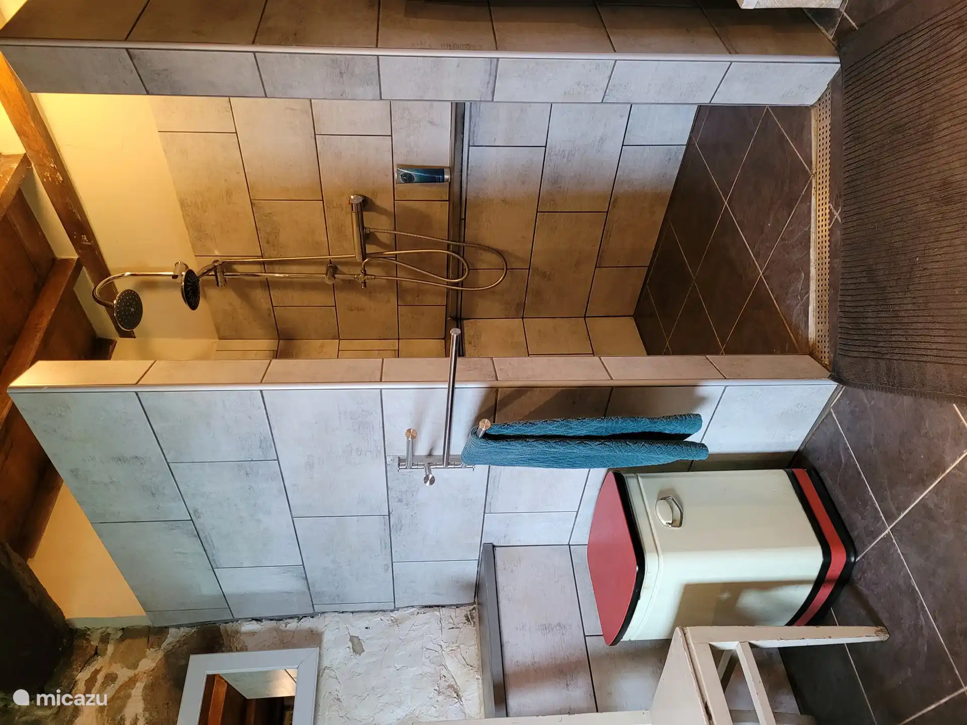 Begehbare Dusche im geräumigen Badezimmer