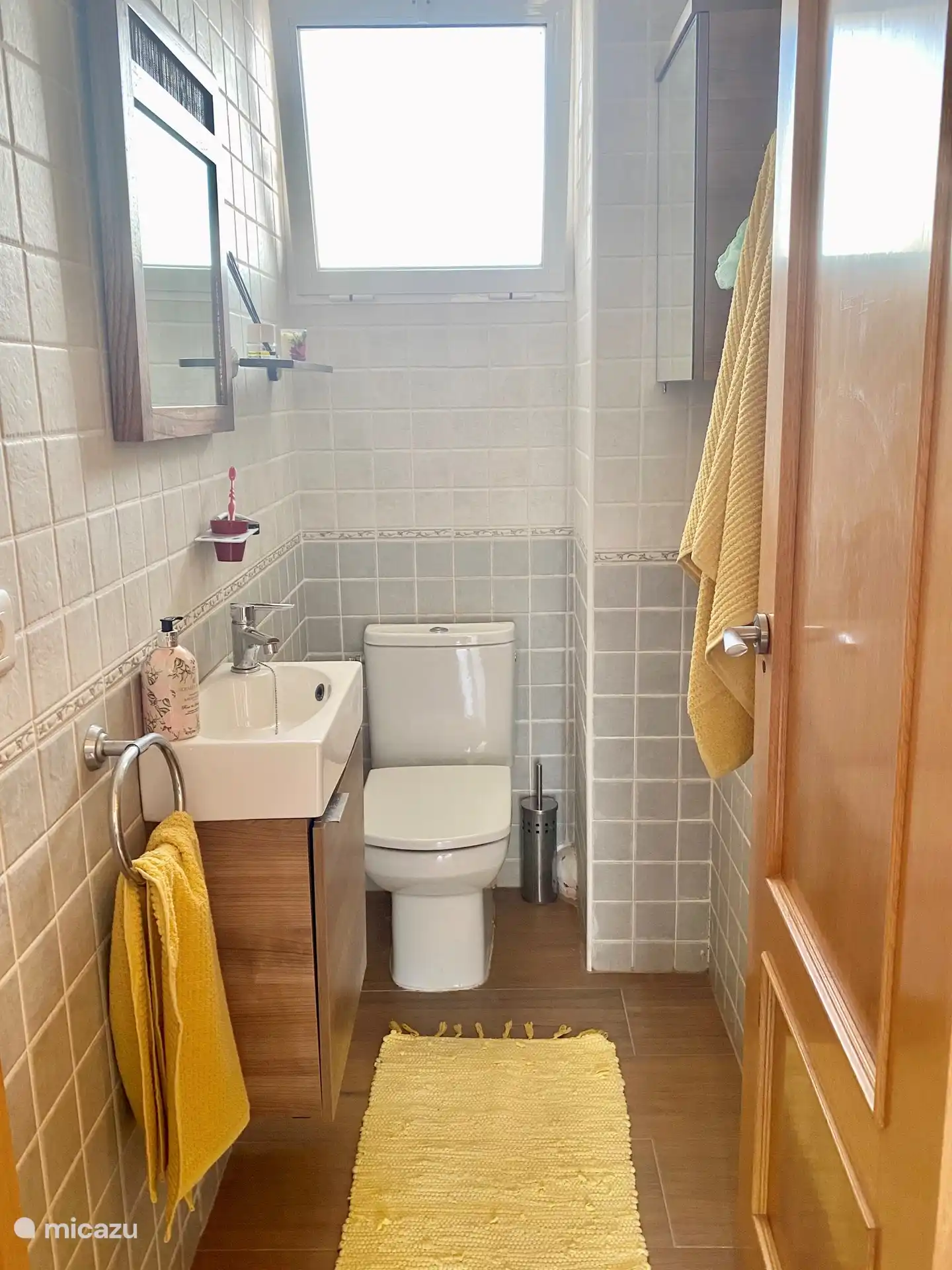 Toilettes, avec lavabo et toilettes.