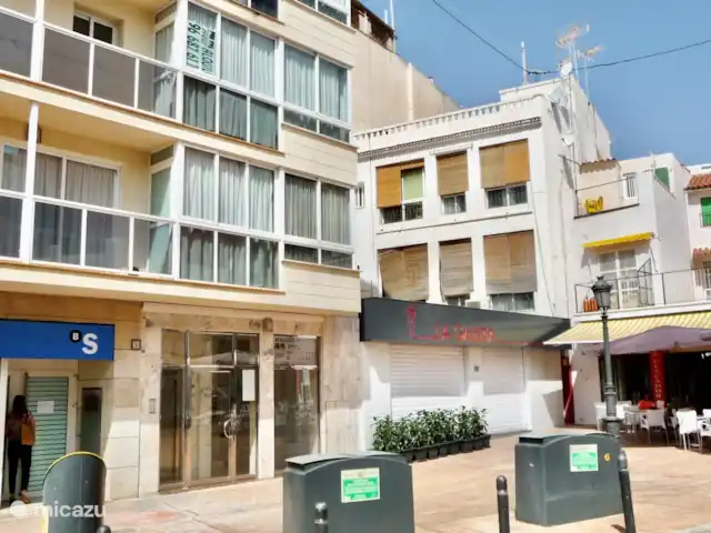 Apartamento Virginia playa Benidorm en España, Costa Blanca, Benidorm - apartamento Fachada dificio y plaza