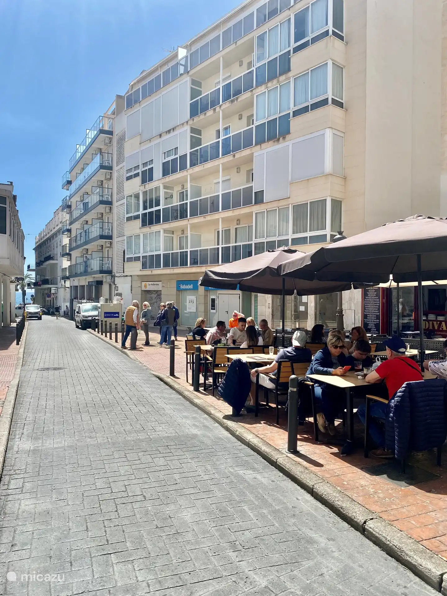 Façade et place du bâtiment