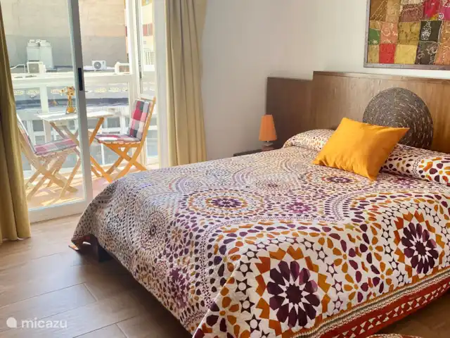 Apartamento Virginia playa Benidorm en España, Costa Blanca, Benidorm - apartamento Dormitorio principal con cama de 150cm y salida al balcon.
