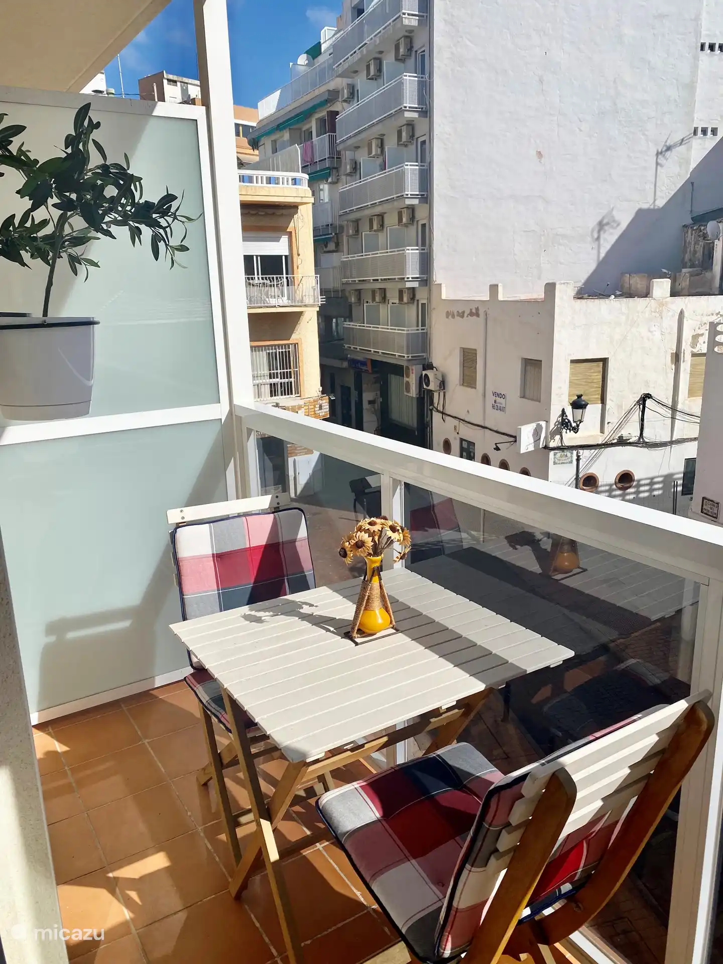 Balcon et vue sur la place.