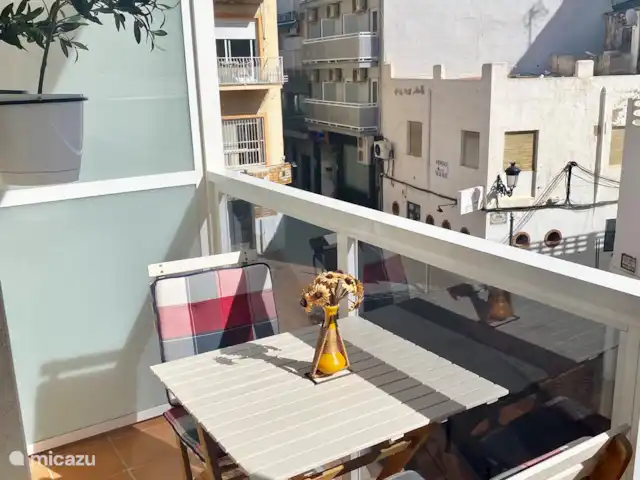 Apartamento Virginia playa Benidorm en España, Costa Blanca, Benidorm - apartamento Balcon y vistas a la plaza.