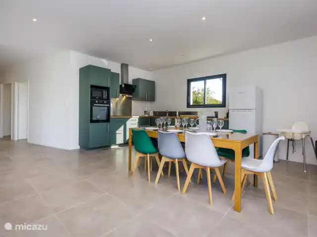 Merlote en Francia, Lot, Fontanes  - casa vacacional Mesa de comedor en la cocina