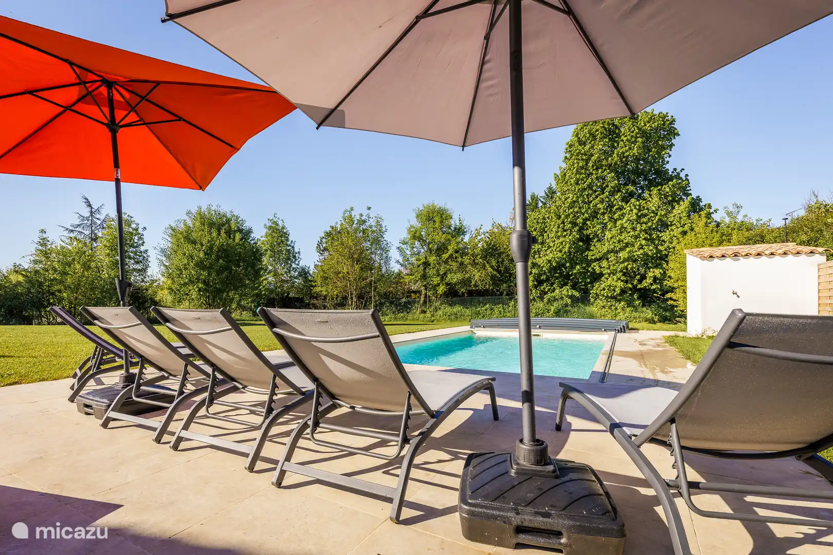 Schwimmbad mit Liegestühlen