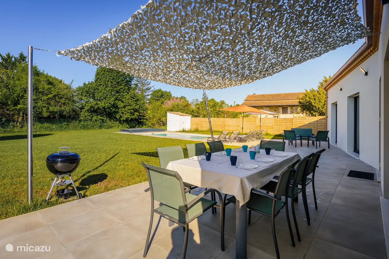 Garten mit Terrasse und Essbereich und Grill