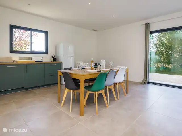 Merlote en Francia, Lot, Fontanes  - casa vacacional Mesa de comedor en la cocina