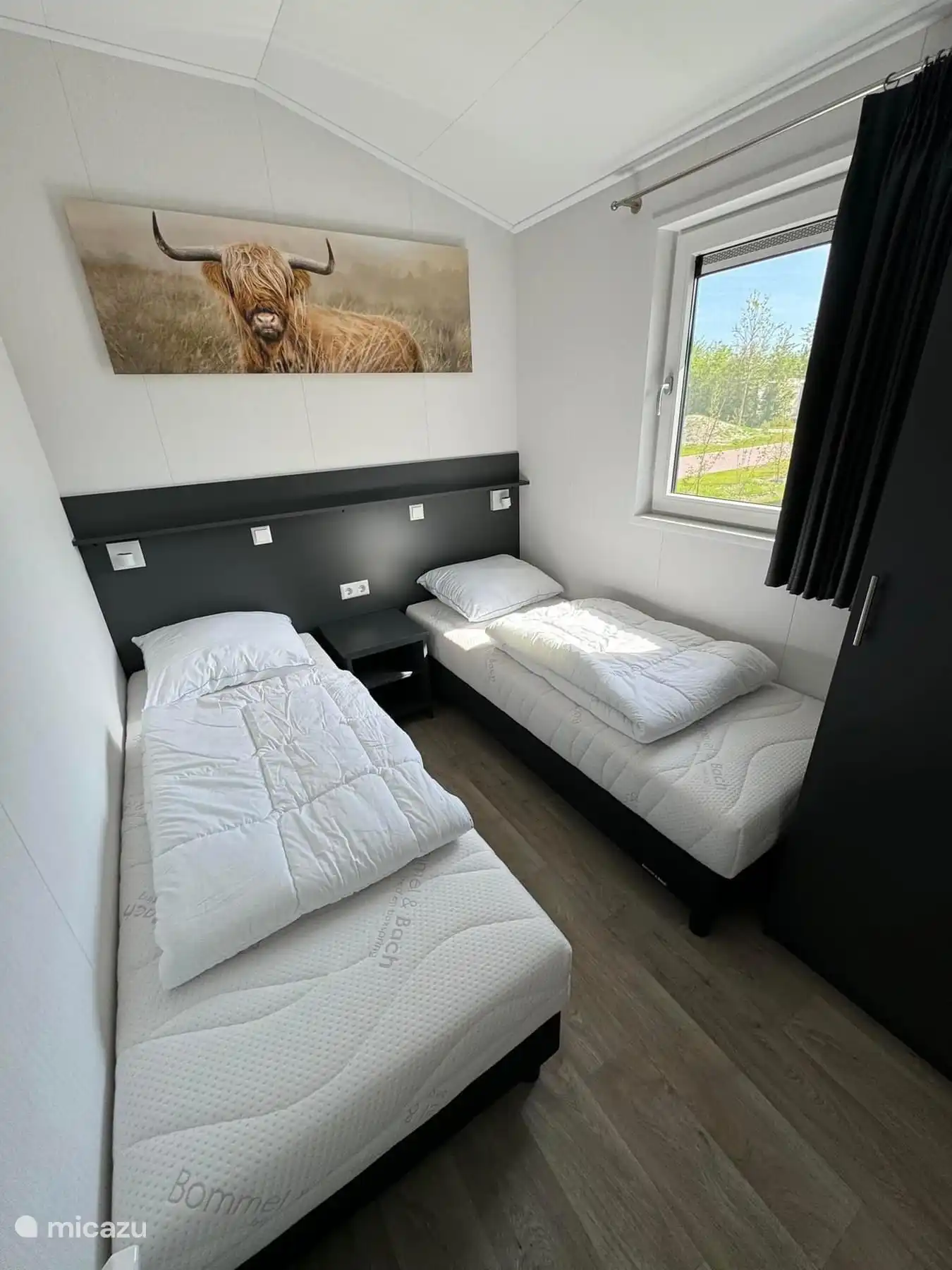 Dormitorio 2 con 2 somieres individuales y armario. 