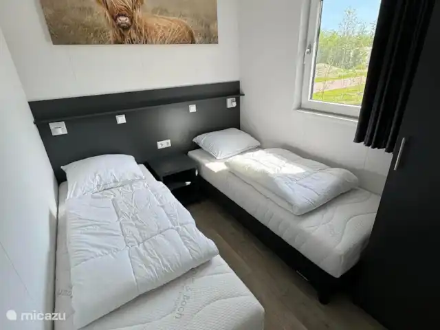 chalet huren in Nederland, Texel, Den Burg – Chalet Zeebries Slaapkamer 2 met 2 1-persoons boxsprings en kledingkast.