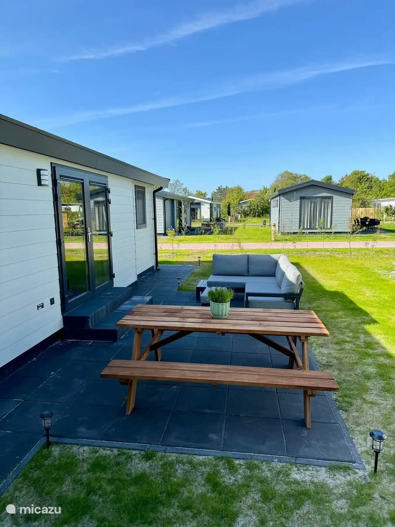 Conjunto de salón y mesa de picnic en la terraza. 