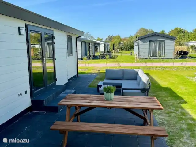 chalet huren in Nederland, Texel, Den Burg – Chalet Zeebries Loungeset en picknicktafel op terras.