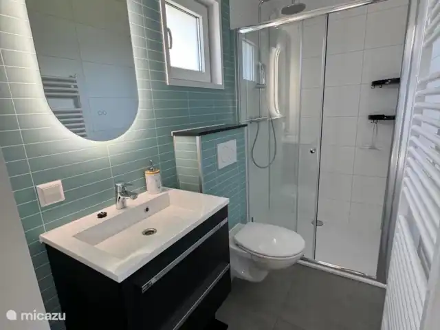 chalet huren in Nederland, Texel, Den Burg – Chalet Zeebries Badkamer met regendouche en verwarmde spiegel met verlichting.