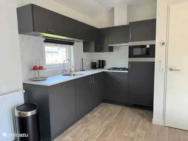 chalet huren in Nederland, Texel, Den Burg – Chalet Zeebries Keuken van alle gemakken voorzien.