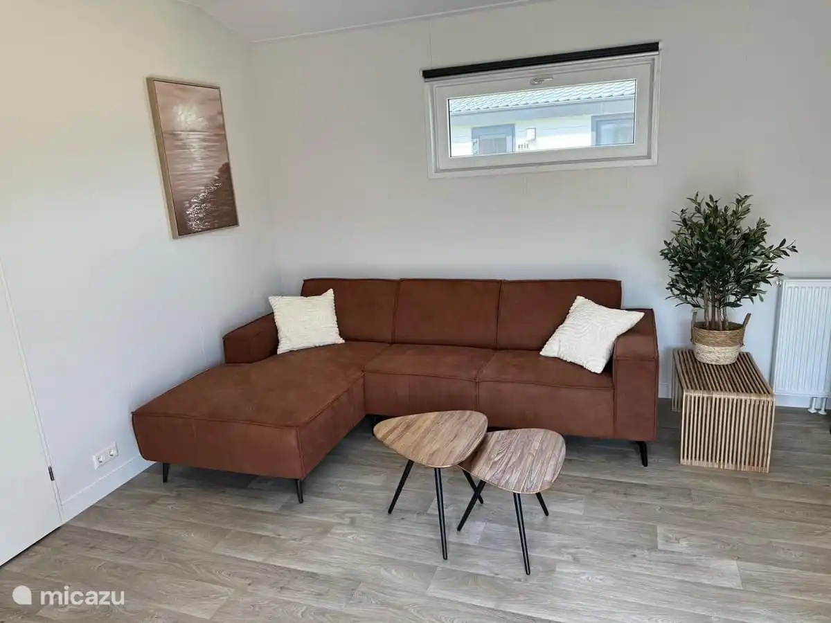 Cómodo sofá con chaise longue. 