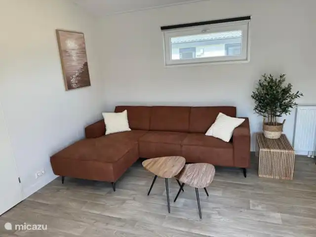 chalet huren in Nederland, Texel, Den Burg – Chalet Zeebries Comfortabele bank met chaise longue.
