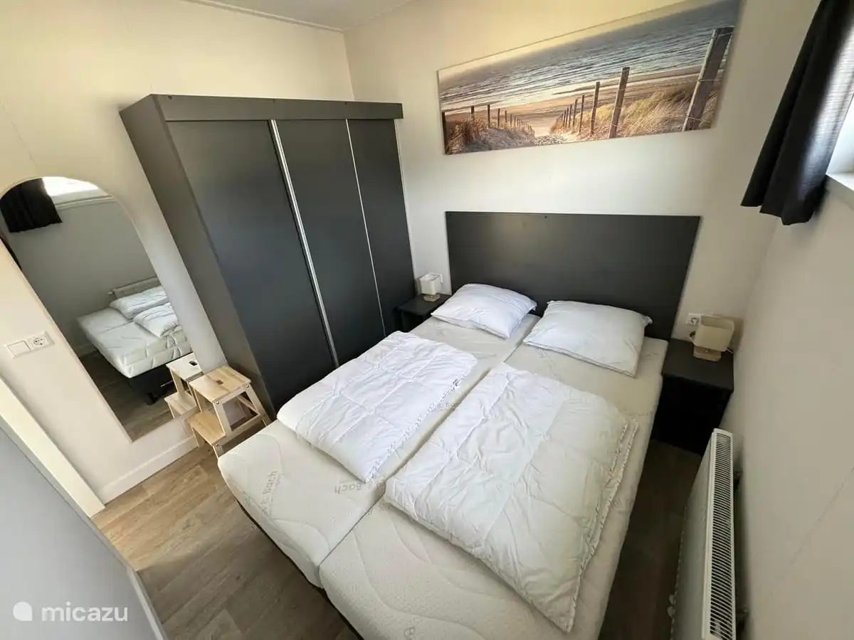 Dormitorio 1 con somier para 2 personas, armario de 3 piezas y espejo. 