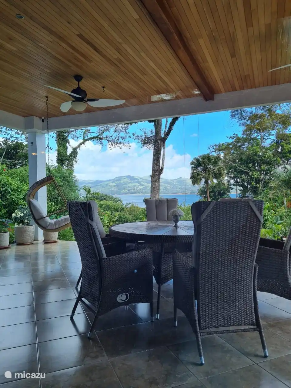 Terrasse mit Blick auf Garten und See