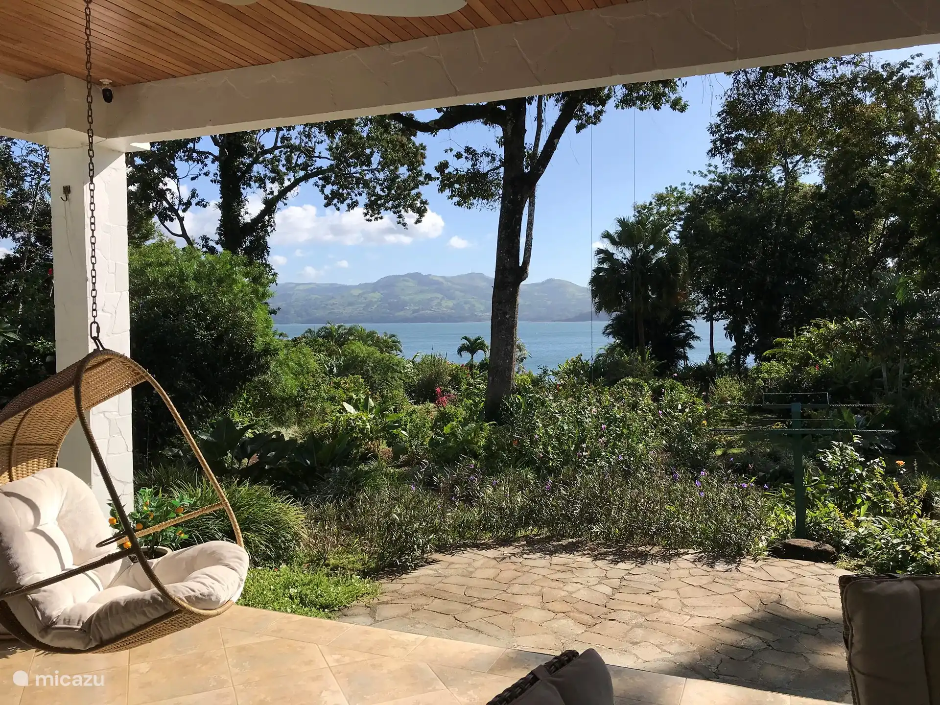 Terrasse mit Blick auf Garten und See