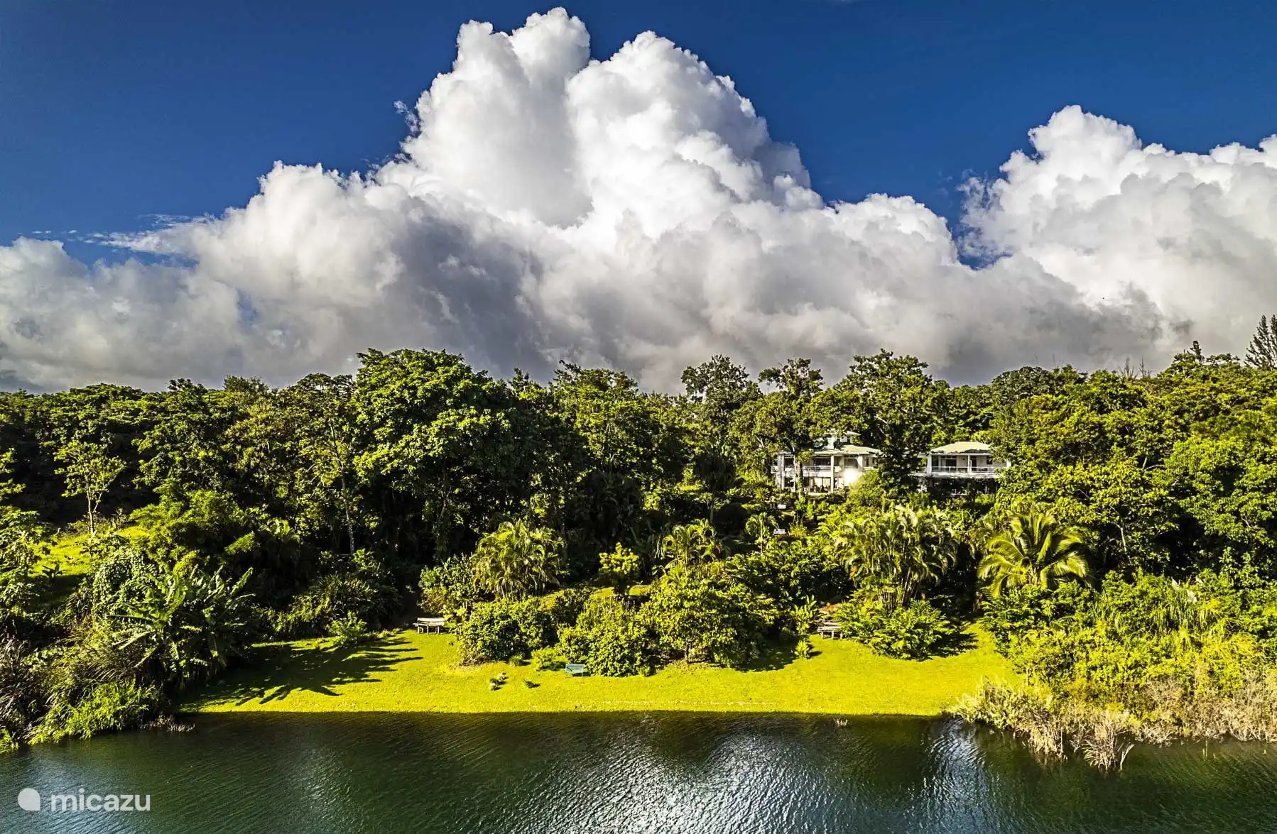 Blick auf Villa Corazon vom See aus