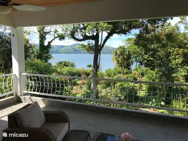 Blick auf Garten und See