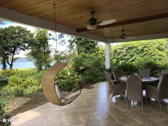 Terrasse mit Blick auf Garten und See