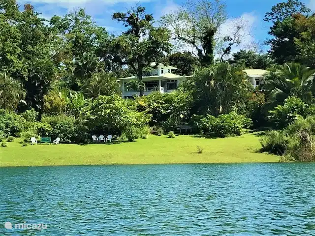 Blick auf die gesamte Villa (beide Häuser)