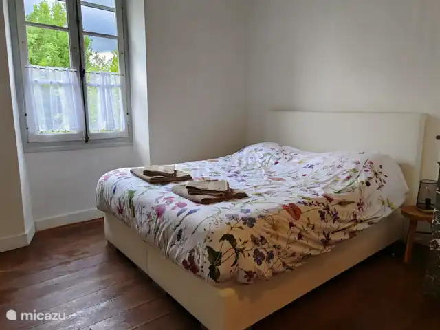 Gite Le Solquirit - vue et piscine | France, Gers, Condom - manoir / château Chambre avec lit double