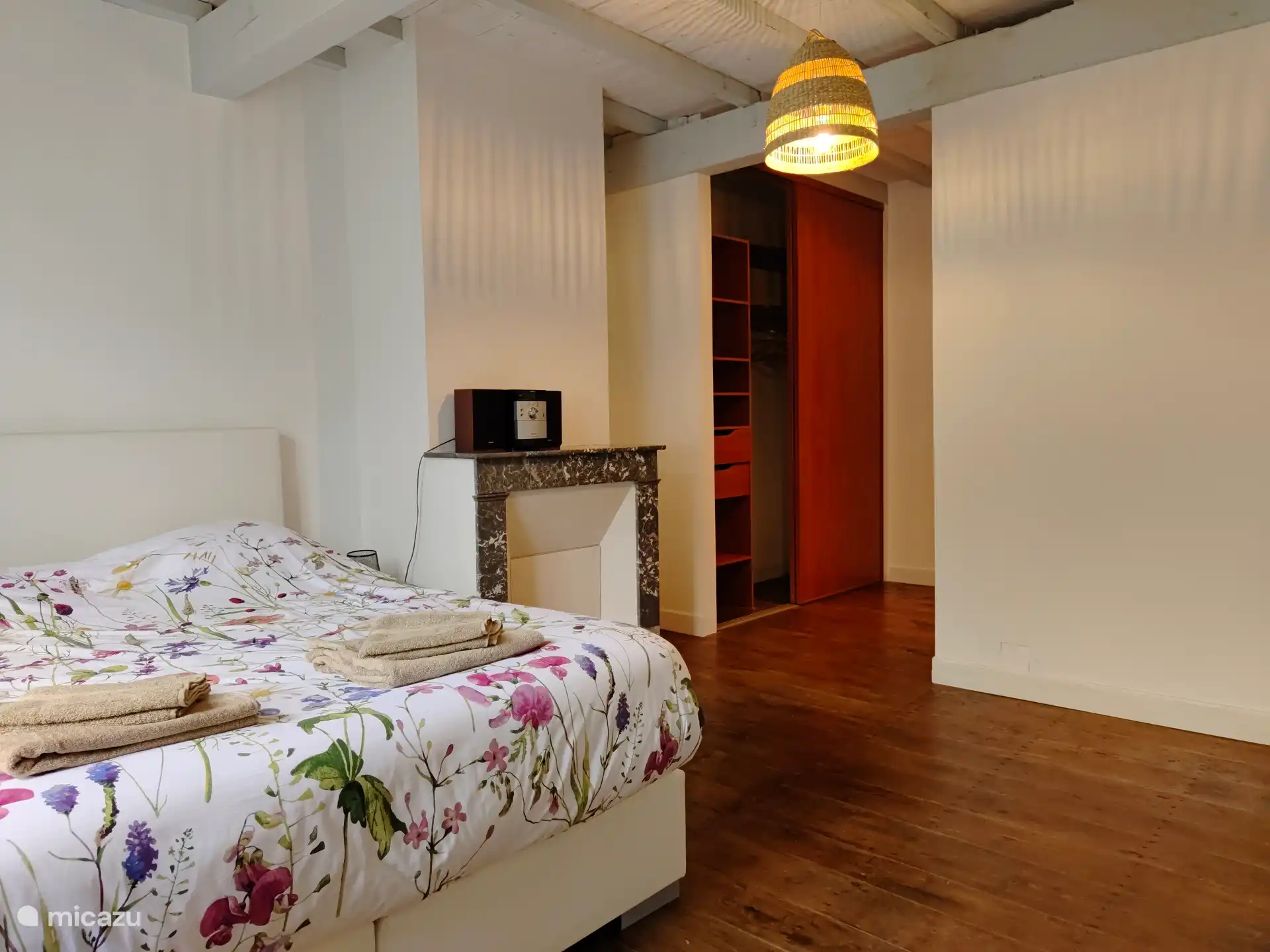 Schlafzimmer mit Doppelbett und eigenem Bad