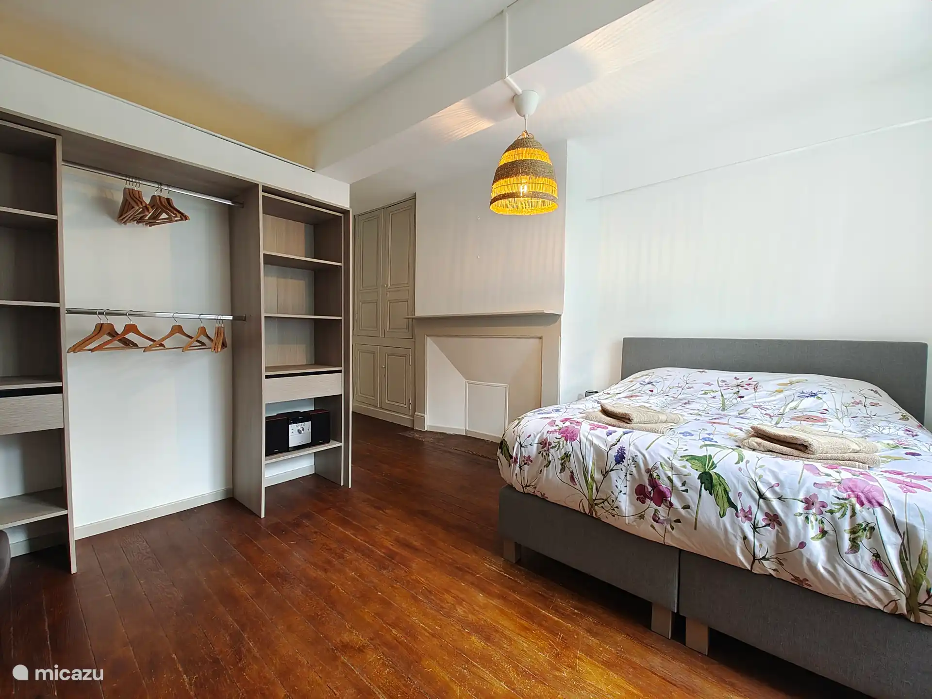 Schlafzimmer mit Doppelbett, eigenes Bad