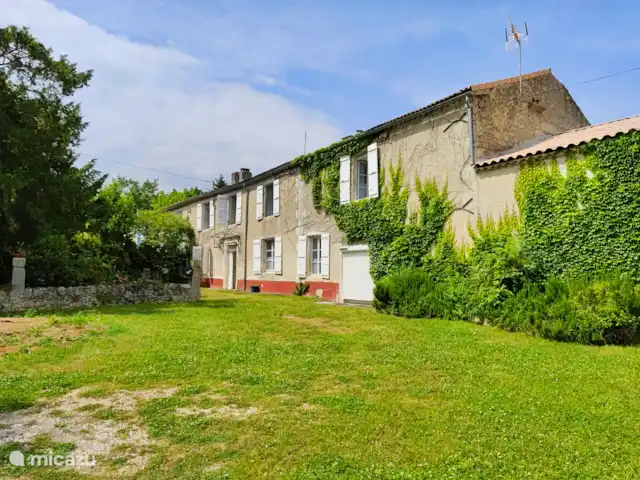 Gite Le Solquirit - vue et piscine | France, Gers, Condom - manoir / château Devant la maison