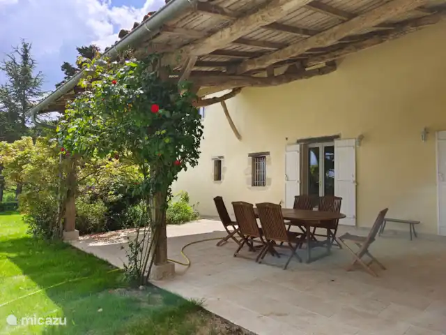Gite Le Solquirit - vue et piscine | France, Gers, Condom - manoir / château Terrasse couverte avec vue sur la piscine et les collines environnantes