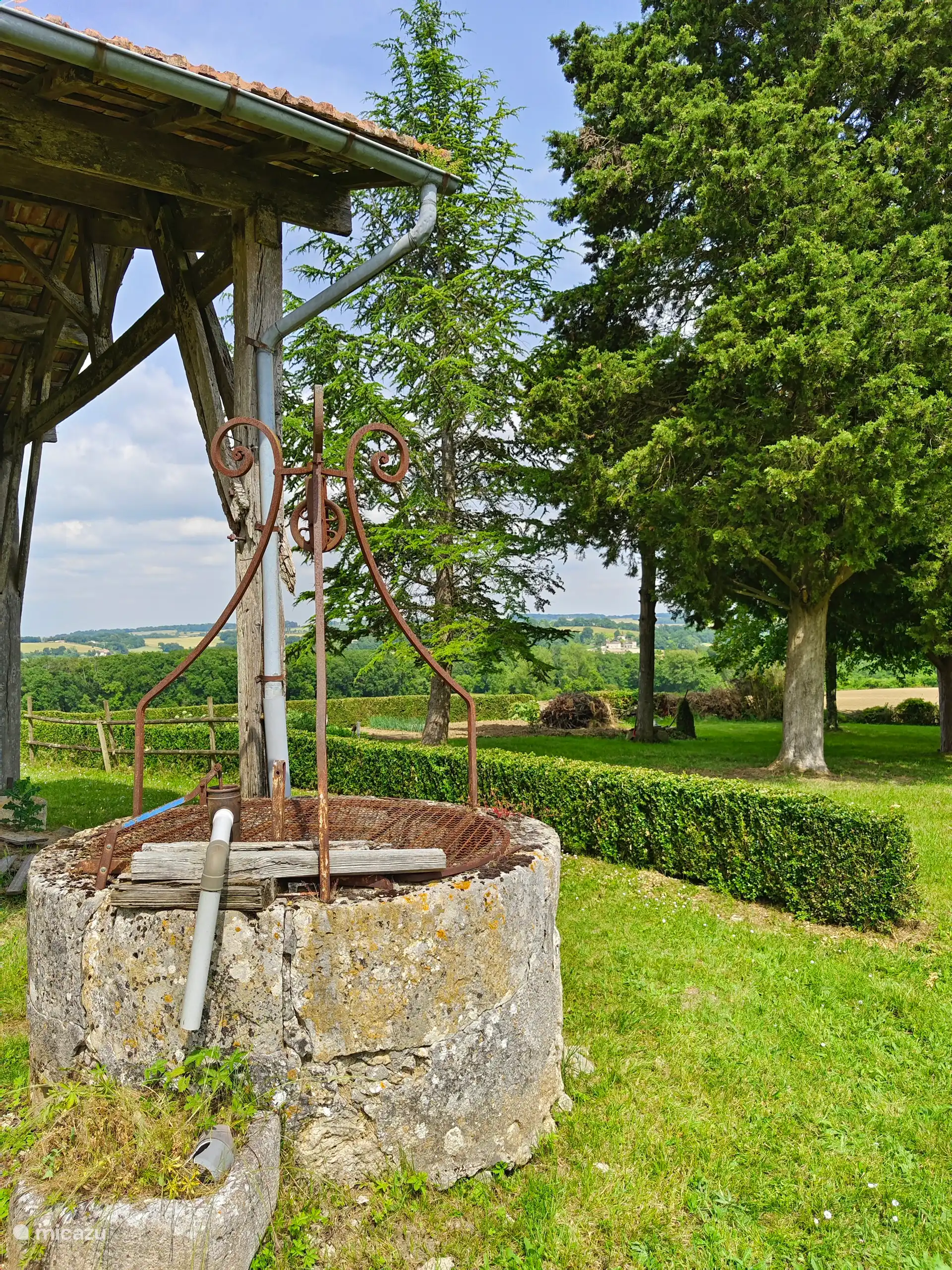 Gut im Garten und Blick auf die Umgebung
