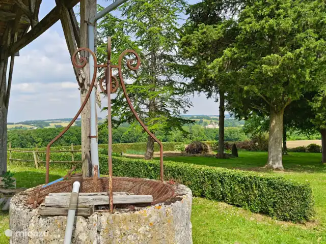Gite Le Solquirit - vue et piscine | France, Gers, Condom - manoir / château Puits dans le jardin et vue alentours