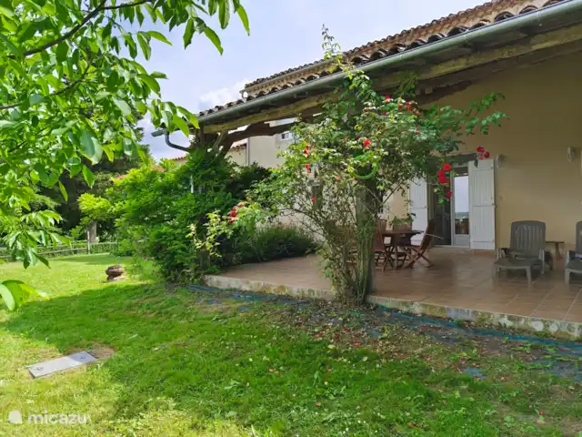 Gite Le Solquirit - vue et piscine | France, Gers, Condom - manoir / château Terras decouverte et vue sur le jardin