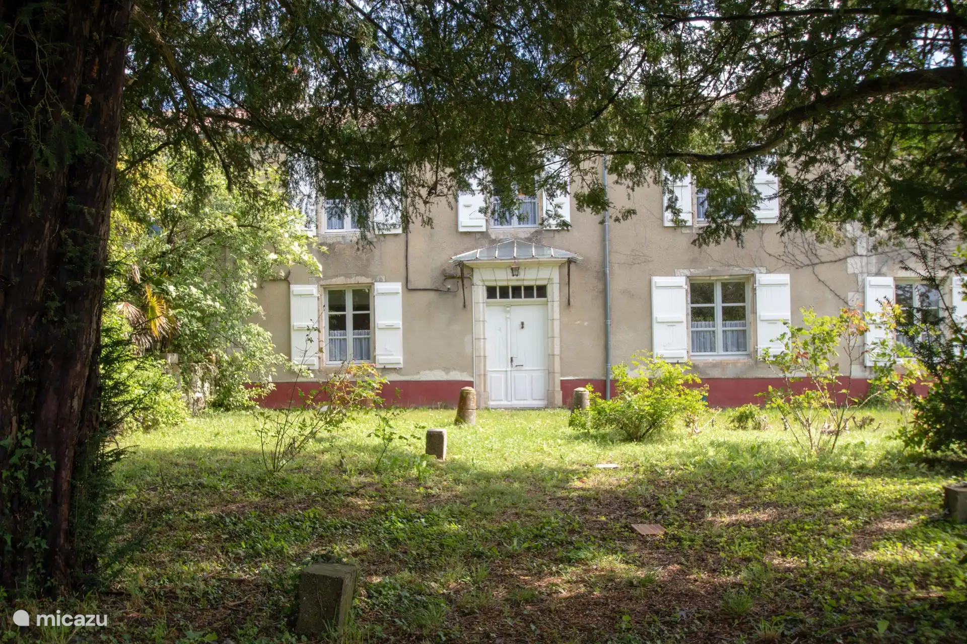 Haustür zum Haus mit schönem Blick auf die Hügel.