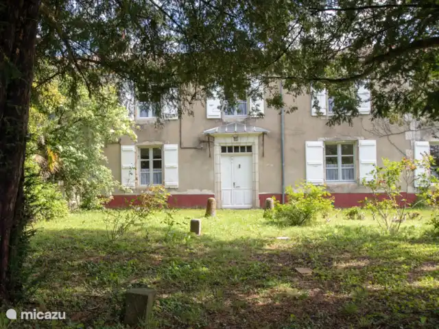 Gite Le Solquirit - vue et piscine | France, Gers, Condom - manoir / château Porte entrée de la maison avec une belle vue sur la collines.