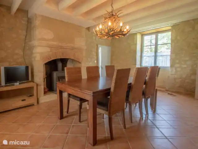 Gite Le Solquirit - vue et piscine | France, Gers, Condom - manoir / château La salle à manger avec poêle à bois
