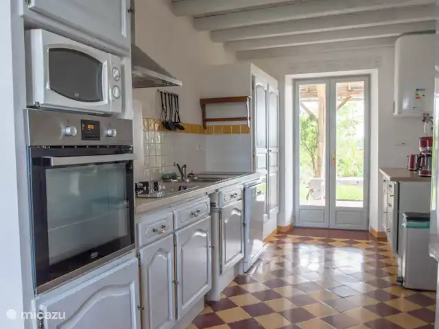 Gite Le Solquirit - vue et piscine | France, Gers, Condom - manoir / château La cuisine tout équipé