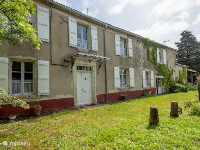 Gite Le Solquirit - vue et piscine | France, Gers, Condom - manoir / château Porte entrée de longère