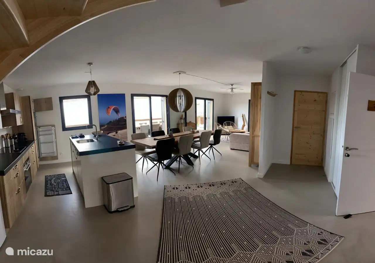 Cómoda cocina abierta. Totalmente equipado.