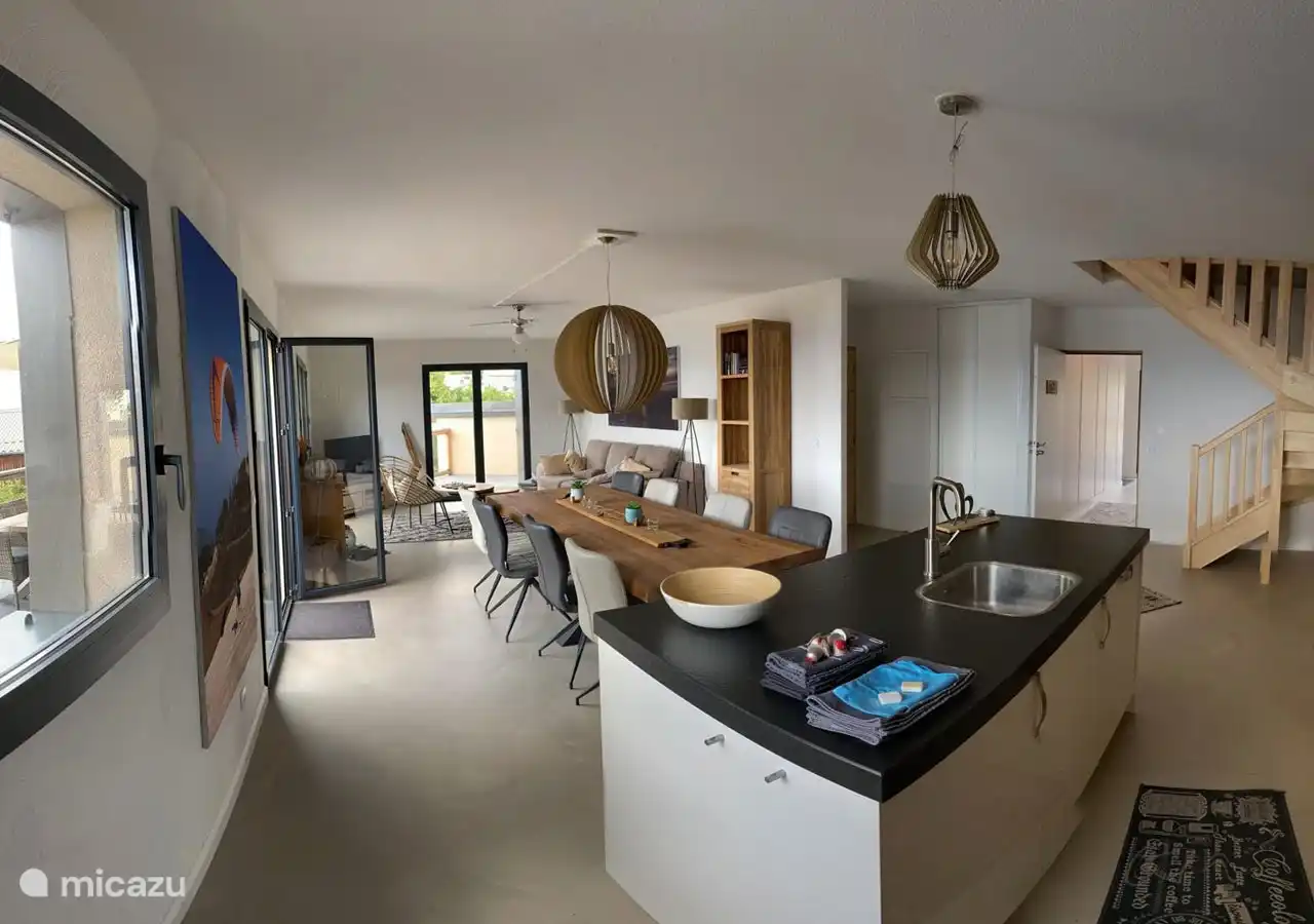 Preciosa cocina con gran mesa de comedor.