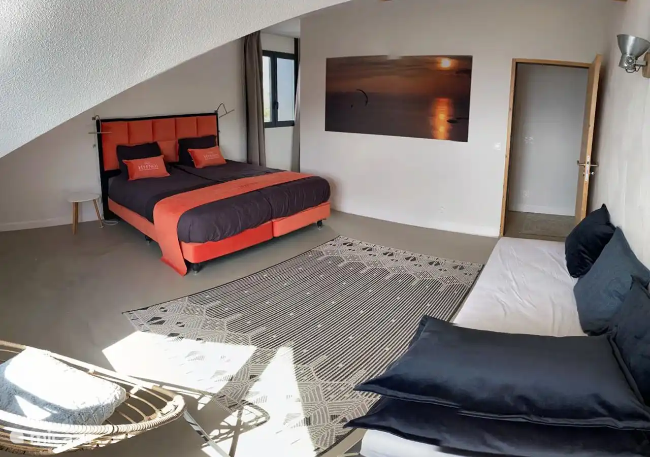 Amplio dormitorio con cama doble y 1 cama.