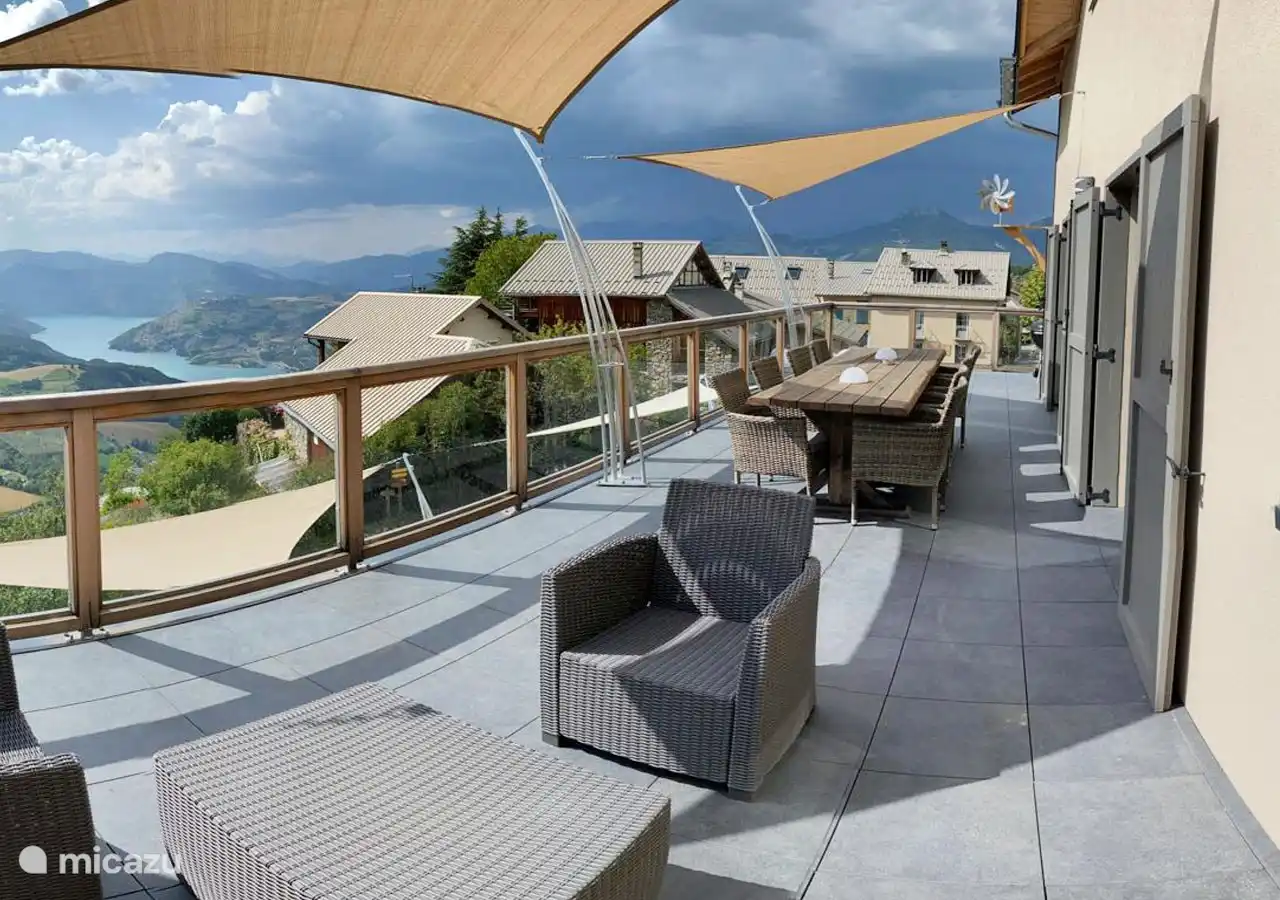 Amplia terraza con hermosas vistas sobre el Lac de Serre Ponçon.