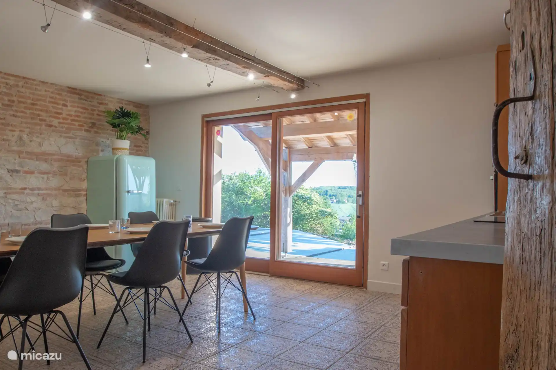 The fully equipped kitchen with access to the terrace