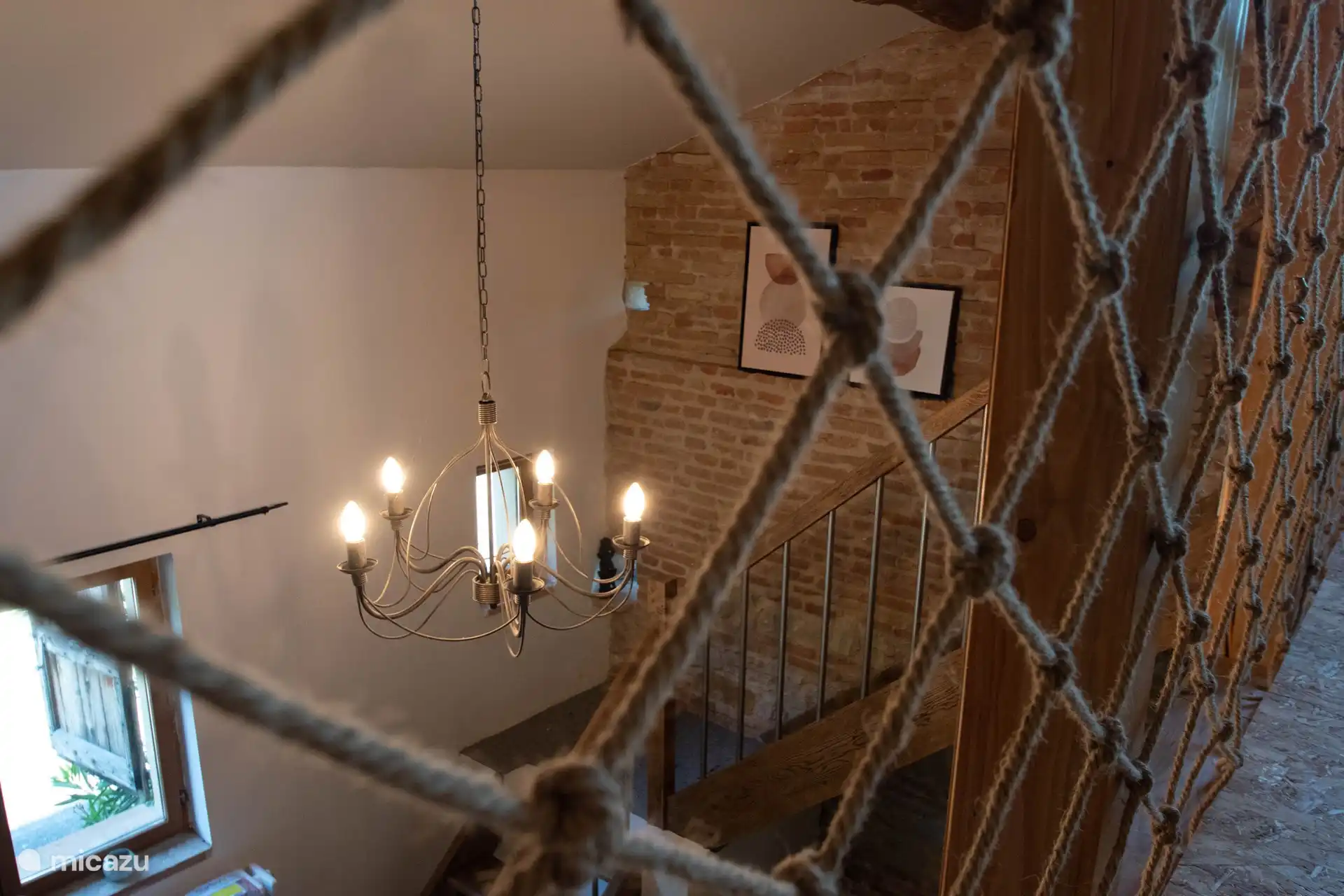 Built in the traditional fairground brick style, this charming farmhouse has been completely renovated while retaining its authentic character and offering all modern comforts.