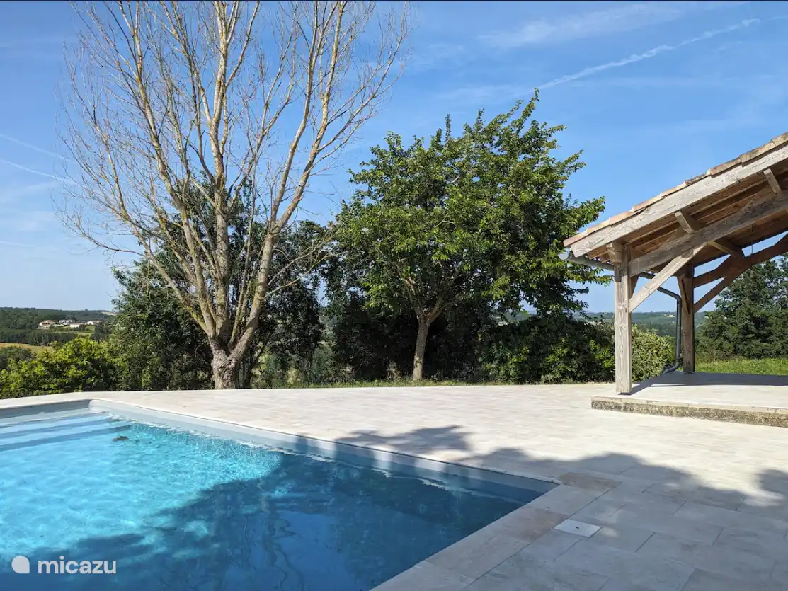 Beautiful south facing covered terrace, adjacent to the kitchen, with views of the pool and valley. A 4 x 8 m saltwater swimming pool (secure), ideal for relaxing or cooling off.