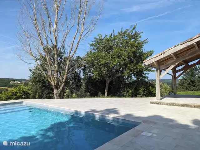 Gite Mondurausse - vue et piscine | France, Tarn-et-Garonne, La Salvetat-Belmontet - villa Belle terrasse couverte orientée au sud, adjacente à la cuisine, avec vue sur la piscine et la vallée. Une piscine d'eau salée de 4 x 8 m (sécurisée), idéale pour se détendre ou se rafraîchir.