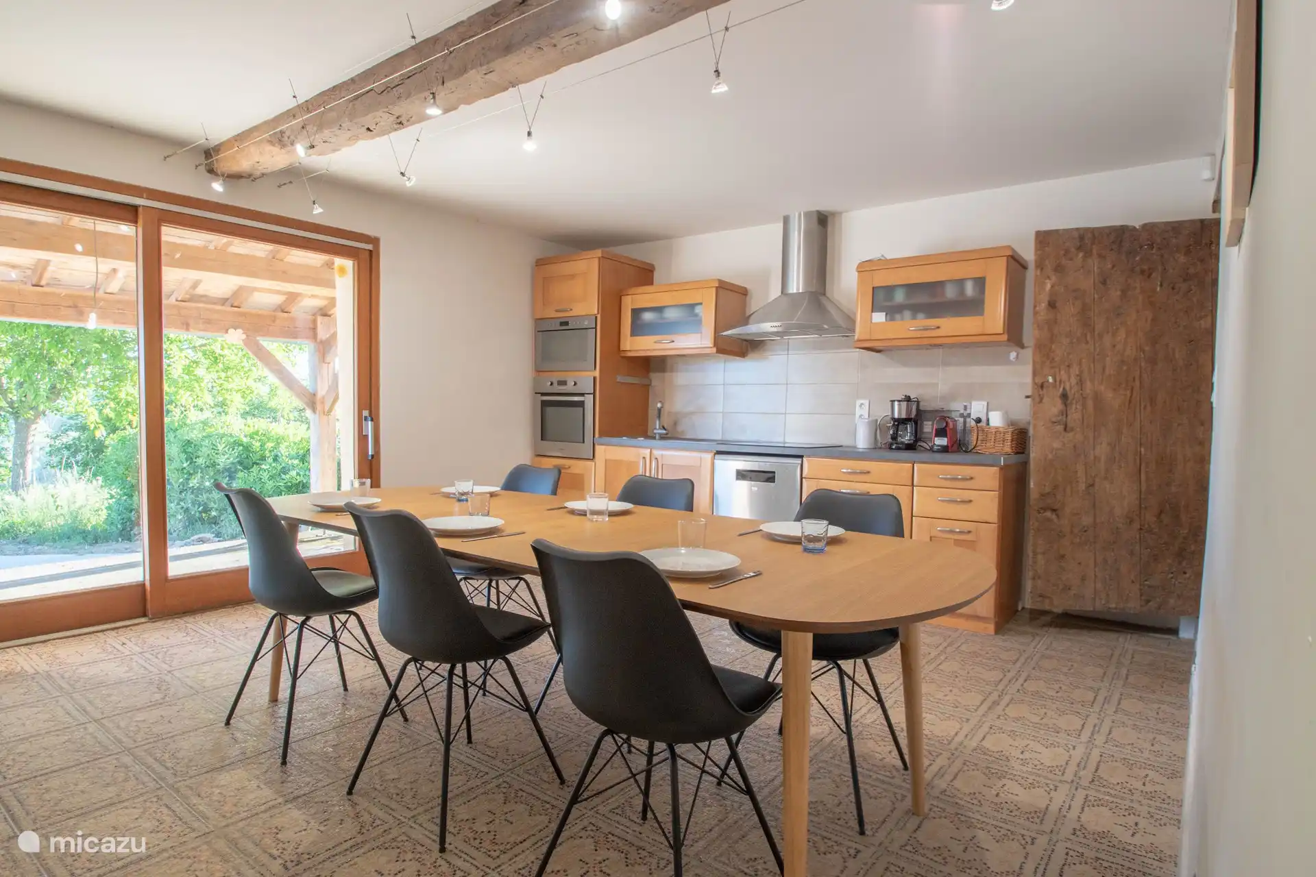 The fully equipped kitchen with access to the terrace