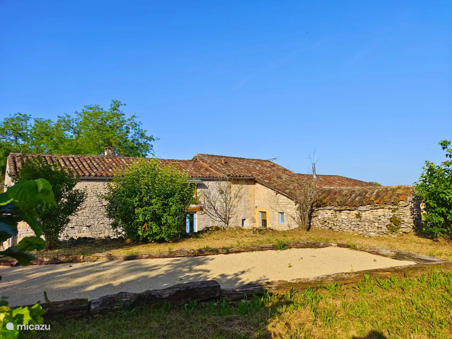 Vor dem Haus mit dem Bouleplatz